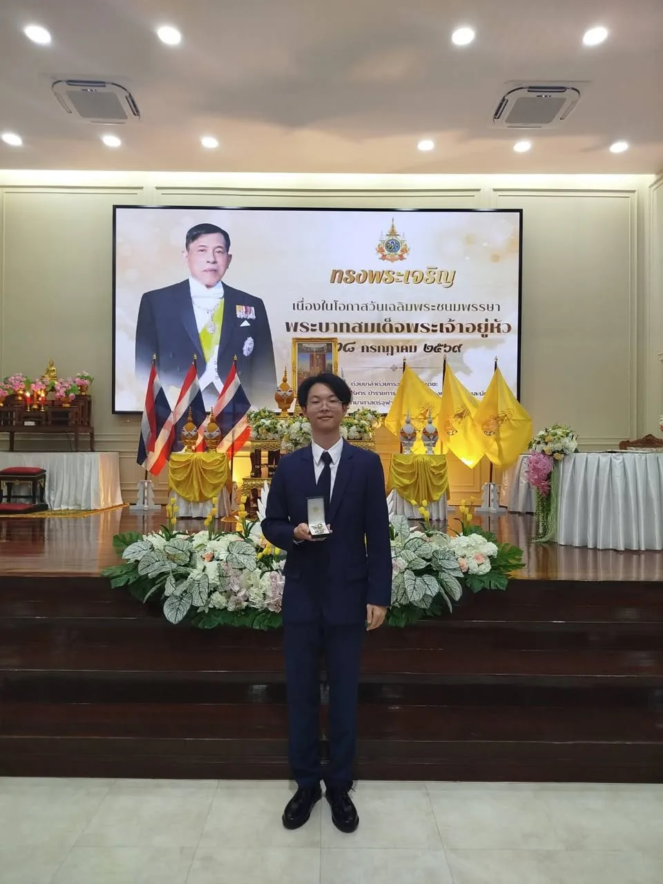 ปฏิพนธ์ ติยะปัญจนิตย์ กับเครื่องราชอิสริยาภรณ์ชั้นเบญจมดิเรกคุณาภรณ์ที่ได้รับพระราชทาน